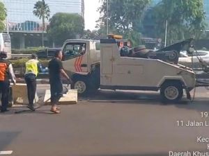 Truk Tabrak Separator Jalan Dievakuasi, Lalin Arah Cawang Normal