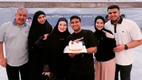 Fadil Jaidi berulang tahun ke-32. Ia mendapat kejutan dari keluarga berupa kue spesial. (Foto: Instagram @fadiljaidi)