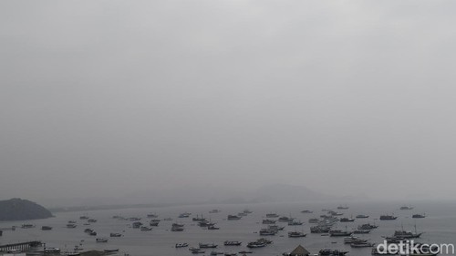 Fenomena haze di atas perairan Labuan Bajo, Manggarai Barat, NTT, Senin (20/10/3026) (Ambrosius Ardin)