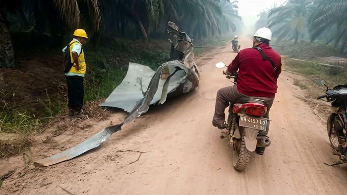 Foto benda logam berukuran besar di Kabupaten Kotawaringin Timur (Kotim) dikonfirmasi sebagai bagian dari roket pembawa satelit milik China, Zhuque 2E. (Istimewa)