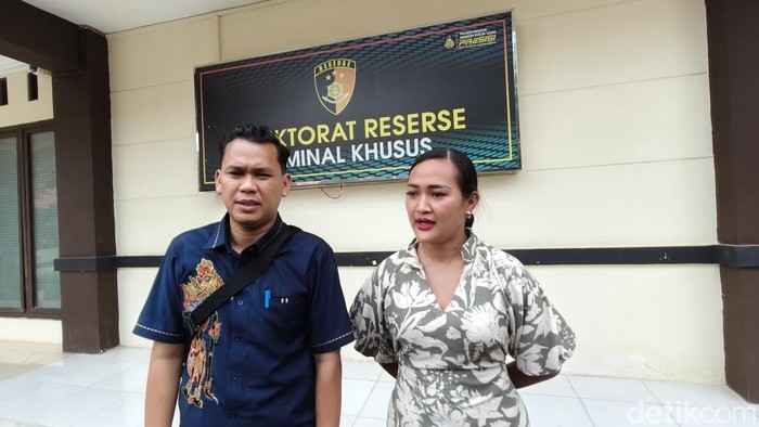 Francisca Mawar Menik pemilik akun Threads @fransiscabrook92 usai memenuhi panggilan Ditreskrimsus Polda Kepri didampingi kuasa hukumnya.(Alamudin/detikcom)