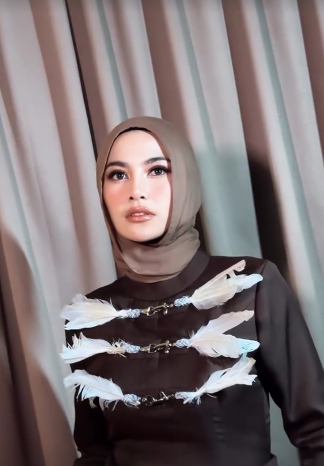 Penampilan Mahalini yang stylish dan elegan dengan hijab ini merupakan hasil karya penata gaya @fherriioo dan tatanan hijab viscose yang rapi oleh @rurypadwa. &nbsp;Foto: Dok. Instagram @mahaliniraharja.