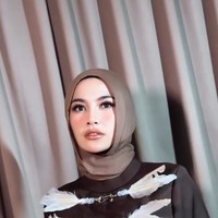 Penampilan Mahalini yang stylish dan elegan dengan hijab ini merupakan hasil karya penata gaya @fherriioo dan tatanan hijab viscose yang rapi oleh @rurypadwa. &nbsp;Foto: Dok. Instagram @mahaliniraharja.