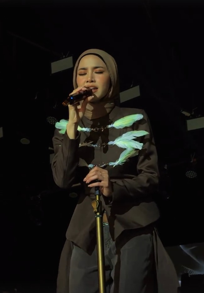 Tampil anggun dalam balutan hijab, gaya Mahalini saat mengisi acara di Aceh menjadi perbincangan warganet. Mahalini tampil di acara Area Fest Minggu (18/10/2026) malam di Taman Budaya Banda Aceh. Foto: Dok. Instagram @mahaliniraharja.