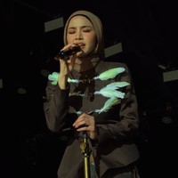 Tampil anggun dalam balutan hijab, gaya Mahalini saat mengisi acara di Aceh menjadi perbincangan warganet. Mahalini tampil di acara Area Fest Minggu (18/10/2026) malam di Taman Budaya Banda Aceh. Foto: Dok. Instagram @mahaliniraharja.