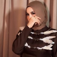 Penampilan Mahalini yang berhijab langsung mendapatkan banjir pujian dari warganet. Masya Allah sampai gak ngenalin, takjub @nidyaarmi. Pangling bangett, cantiiikkkk 😍❤️, kagum akun @devihan. Unreal bgt cantikknyaa lini😫😍, puji akun @apdnda_. Foto: Dok. Instagram @mahaliniraharja.