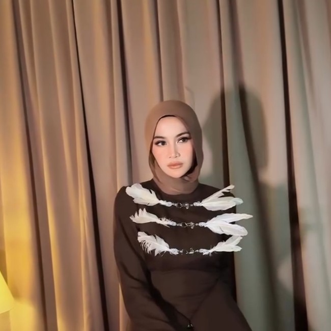 Cantiknya Biking Pangling! Potret Mahalini Pakai Hijab Saat Nyanyi di Aceh