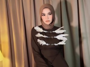 Cantiknya Biking Pangling! Potret Mahalini Pakai Hijab Saat Nyanyi di Aceh