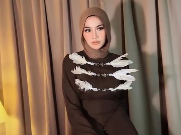 Cantiknya Biking Pangling! Potret Mahalini Pakai Hijab Saat Nyanyi di Aceh
