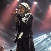 Di bawah lampu sorot panggung, detail hiasan bulu putih di pakaiannya terlihat menyala dalam warna hijau muda saat ia bernyanyi. Pelantun Melawan Restu ini menyapa hangat para penggemarnya yang ada di Banda Aceh. Foto: Dok. Instagram @mahaliniraharja.