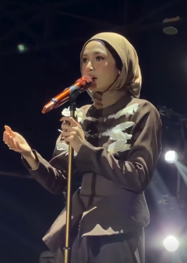Mahalini mengenakan hijab pashmina bahan viscose warna cokelat.&nbsp; Hijab pashmina diikat rapi ke belakang sehinga memberikan look yang rapi dan simpel. Foto: Dok. Instagram @mahaliniraharja.