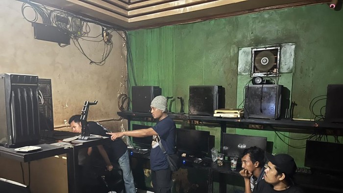 Polda Jateng mengungkap warnet yang diduga fasilitasi judi online di warnet di Semarang Barat, Kota Semarang, Senin (19/10/2026).