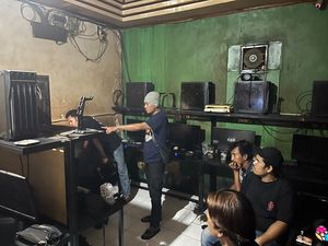 Detik-detik Polisi Gerebek Warnet Jadi Sarang Judol di Semarang