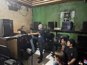 Detik-detik Polisi Gerebek Warnet Jadi Sarang Judol di Semarang