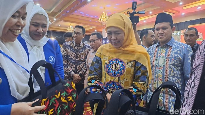 Gubernur Jatim Khofifah Indar Parawansa dan Wakil Gubernur Aceh Fadhlullah Dek Fadh meninjau produk yang dijual di acara misi dagang. (Foto: Agus Setyadi/detikSumut)