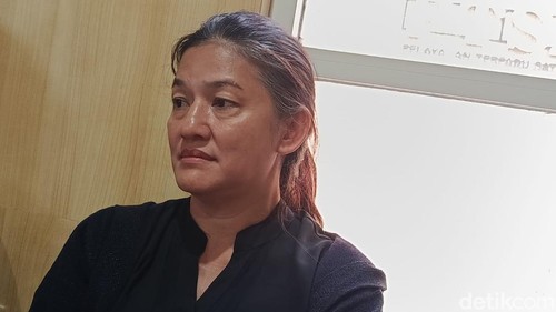 Ibunda Veronica Beatrix Jessica, Anastasia Daisy, saat ditemui di posko SAR gabungan, Pelabuhan Marina Labuan Bajo, Manggarai Barat, NTT, Senin (19/10/2026). (Foto:Ambrosius Ardin/detikBali)