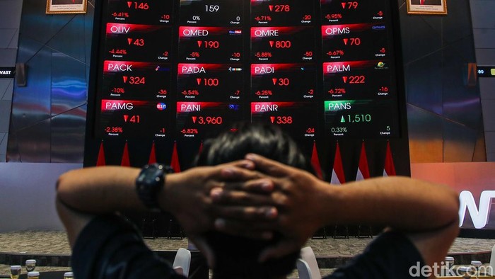 IHSG Dibuka Anjlok 4,31%, BEI Berlakukan ARB 7% Tekanan di pasar saham Indonesia berlanjut pada awal perdagangan pekan ini. Indeks Harga Saham Gabungan (IHSG) dibuka anjlok 4,31% ke level 4.961,87 pada Senin (19/10/2026), di tengah pemberlakuan batas Auto Rejection Bawah (ARB) sebesar 7% oleh Bursa Efek Indonesia (BEI).