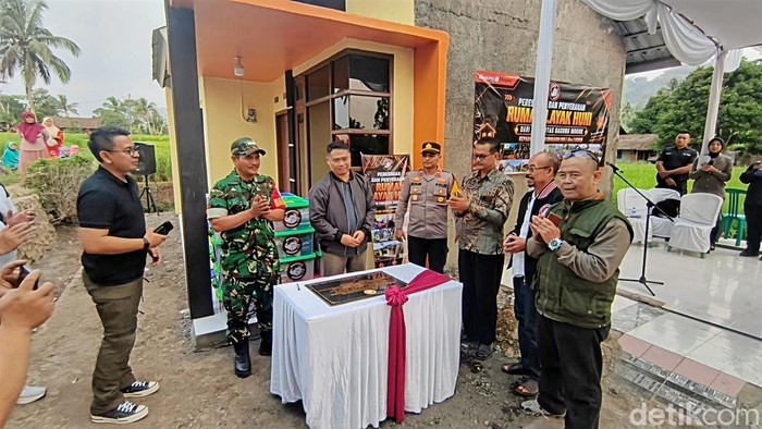 Irjen Pol Asep Guntur Rahayu, meresmikan salah satu rumah bantuan dari BM