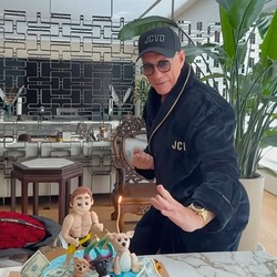 Ciat! Jean-Claude Van Damme Tinju Lilin Kue Ultah, No Tiup-tiup