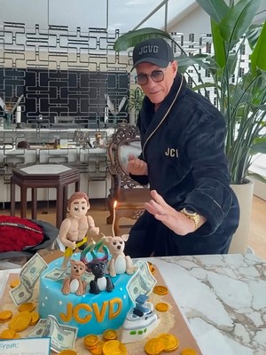 Ciat! Jean-Claude Van Damme Tinju Lilin Kue Ultah, No Tiup-tiup