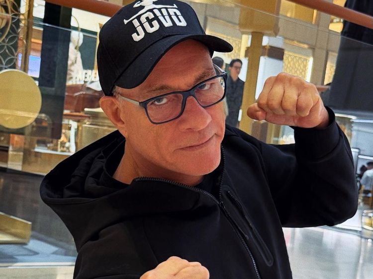 Jean-Claude Van Damme Ultah ke-66, Lilinnya Ditinju Gak Ditiup