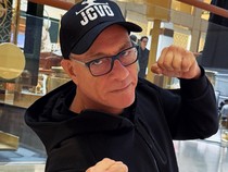 Jean-Claude Van Damme Ultah ke-66, Lilinnya Ditinju Gak Ditiup