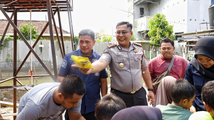 Kabid Humas Polda Babel Kombes Agus Sugiyarso bersama anak panti asuhan.