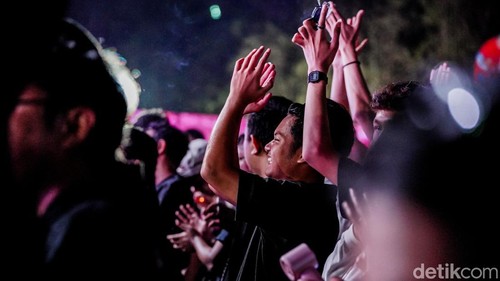 Kangen Band kembali tampil bersama di panggung Dynamic Stage Synchronize Fest 2026 di Gambir Expo, Kemayoran, Jakarta Pusat, Minggu (18/10/2026). Penampilan tersebut menjadi momen bagi Andika dan Dodhy untuk menegaskan kebersamaan mereka setelah sempat beredar kabar band itu akan bubar.