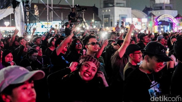 Kangen Band kembali tampil bersama di panggung Dynamic Stage Synchronize Fest 2026 di Gambir Expo, Kemayoran, Jakarta Pusat, Minggu (18/10/2026). Penampilan tersebut menjadi momen bagi Andika dan Dodhy untuk menegaskan kebersamaan mereka setelah sempat beredar kabar band itu akan bubar.