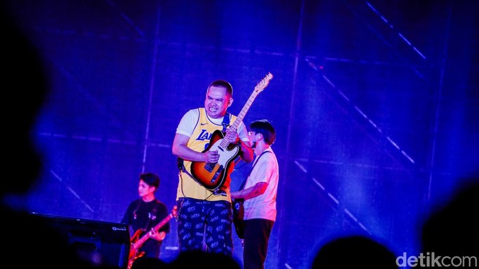 Kangen Band kembali tampil bersama di panggung Dynamic Stage Synchronize Fest 2026 di Gambir Expo, Kemayoran, Jakarta Pusat, Minggu (18/10/2026). Penampilan tersebut menjadi momen bagi Andika dan Dodhy untuk menegaskan kebersamaan mereka setelah sempat beredar kabar band itu akan bubar.