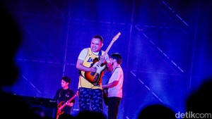 Isu perpisahan Kangen Band mencuat setelah sang gitaris, Dodhy, sempat mengumumkan melalui akun Instagram pribadinya bahwa band tersebut akan bubar pada September lalu. Namun, kabar itu dibantah oleh sang vokalis, Andika. Isu perpisahan Kangen Band mencuat setelah sang gitaris, Dodhy, sempat mengumumkan melalui akun Instagram pribadinya bahwa band tersebut akan bubar pada September lalu. Namun, kabar itu dibantah oleh sang vokalis, Andika.
