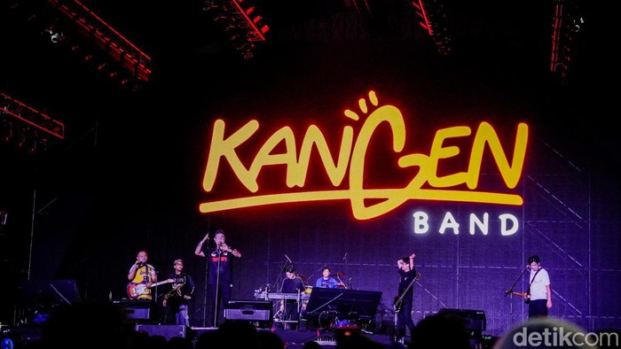 Kangen Band kembali tampil bersama di panggung Dynamic Stage Synchronize Fest 2026 di Gambir Expo, Kemayoran, Jakarta Pusat, Minggu (18/10/2026). Penampilan tersebut menjadi momen bagi Andika dan Dodhy untuk menegaskan kebersamaan mereka setelah sempat beredar kabar band itu akan bubar.