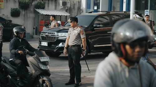 Kapolda Bali, Irjen Pasma Royce, memgatur lalin di Jalan Nusa Indah, Desa Sumerta Kelod, Denpasar, Senin (19/10/2026). (Dok. Polda Bali)