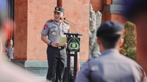 Kapolda Bali, Irjen Pasma Royce, memimpin apel perdana di halaman depan Mapolda Bali, Senin (19/10/2026). (Dok. Polda Bali)