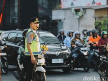 Kapolda Jatim Turun Langsung Atur Lalu Lintas di Surabaya