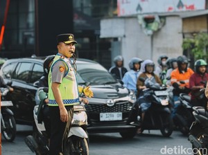 Kapolda Jatim Turun Langsung Atur Lalu Lintas di Surabaya