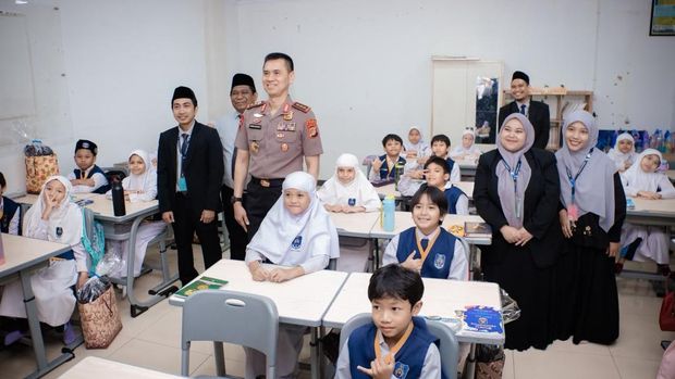 Kapolda Metro Jaya komjen Dadang Hartanto mengunjungi Sekolah Muhammadiyah Jaksel memberi pesan jaga kamtibmas, Senin (19/10/2026).