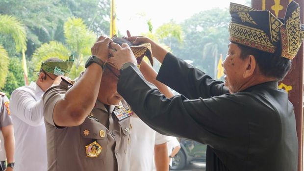 Kapolda Riau Irjen Arman Achdiat bersilaturahmi ke Lembaga Adat Melayu Riau, Senin (19/10/2026). Kunjungan tersebut dalam rangka memperkuat sinergi dan kolaborasi dalam menciptakan situasi kondusif di Bumi lancang Kuning.