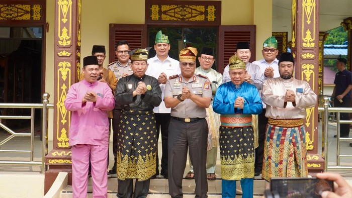 Kapolda Riau Irjen Arman Achdiat bersilaturahmi ke Lembaga Adat Melayu Riau, Senin (19/10/2026). Kunjungan tersebut dalam rangka memperkuat sinergi dan kolaborasi dalam menciptakan situasi kondusif di Bumi lancang Kuning.