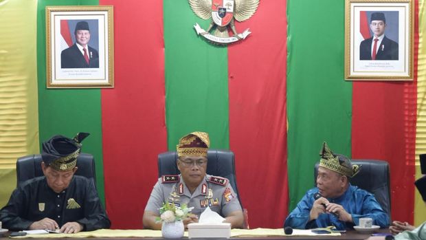 Kapolda Riau Irjen Arman Achdiat bersilaturahmi ke Lembaga Adat Melayu Riau, Senin (19/10/2026). Kunjungan tersebut dalam rangka memperkuat sinergi dan kolaborasi dalam menciptakan situasi kondusif di Bumi lancang Kuning.