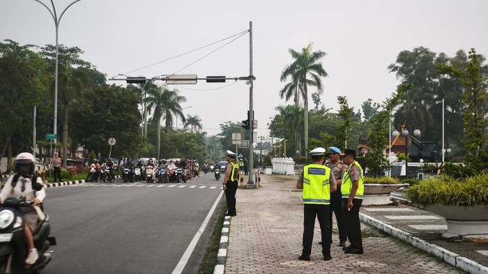 Kapolda Riau Irjen Arman Achdiat turun langsung pantau lalin di tengah kondisi kabut asap di Kota Pekanbaru, Senin (19/10/2026).