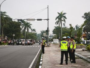 Di Tengah Kabut Asap, Kapolda Riau Turun Langsung Pantau Kelancaran Lalin