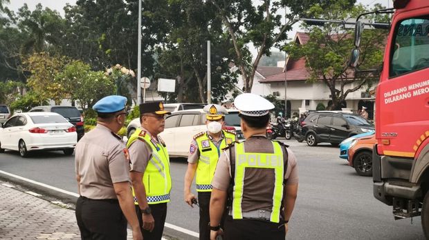 Kapolda Riau Irjen Arman Achdiat turun langsung pantau lalin di tengah kondisi kabut asap di Kota Pekanbaru, Senin (19/10/2026).