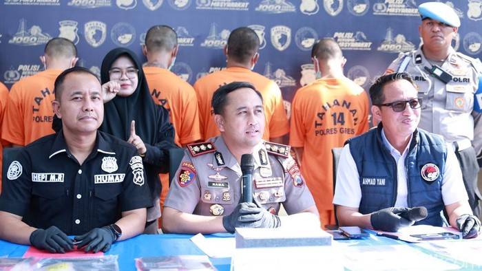 Kapolres Gresik AKBP Ramadhan Nasution saat konferensi pers penggerebekan sarang narkoba di Menganti
