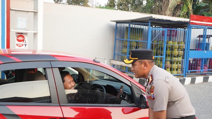 Kapolres Kediri meminta masyarakat tidak panik buying BBM ke sejumlah SPBU.