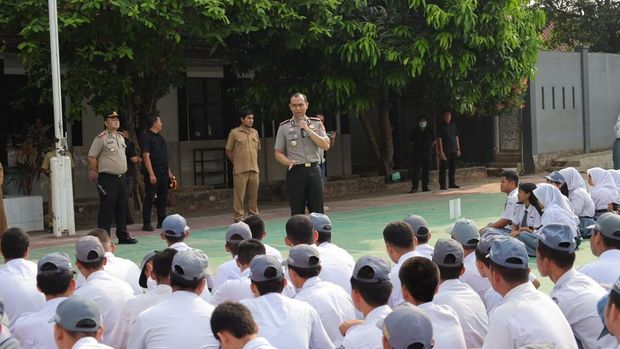 Kapolres Metro Bekasi Kota Kombes Putu Kholis Aryana mengunjungi SMK Negeri 14 Kota Bekasi, Senin (19/10/2026).