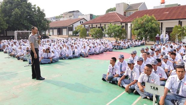 Kapolres Metro Bekasi Kota Kombes Putu Kholis Aryana mengunjungi SMK Negeri 14 Kota Bekasi, Senin (19/10/2026).