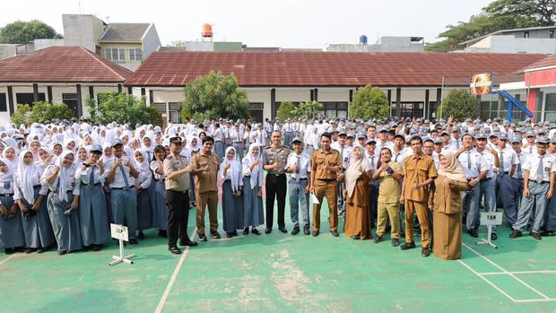 Kapolres Metro Bekasi Kota Kombes Putu Kholis Aryana mengunjungi SMK Negeri 14 Kota Bekasi, Senin (19/10/2026).