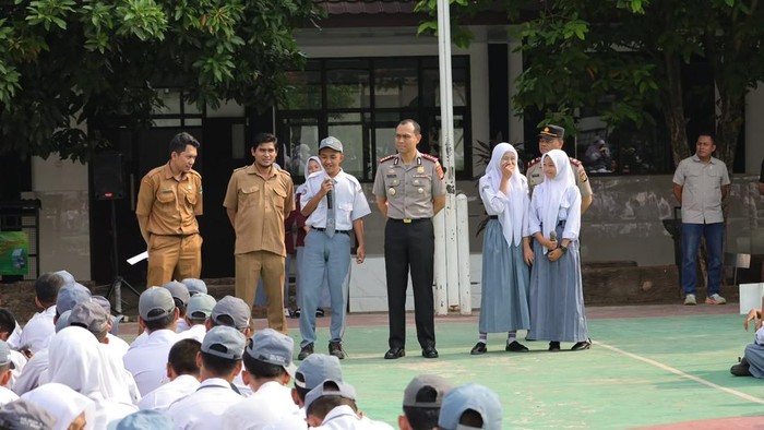 Kapolres Metro Bekasi Kota Kombes Putu Kholis Aryana mengunjungi SMK Negeri 14 Kota Bekasi, Senin (19/10/2026).