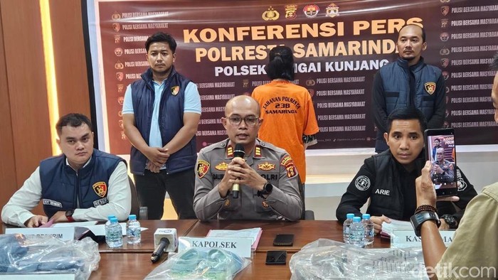 Kapolsek Sungai Kunjang AKP Abdillah Dalimunte saat merilis kasus dugaan pembakaran bangunan di Jalan Pangeran Antasari, Kelurahan Teluk Lerong Ulu, Samarinda. (Riani Rahayu/detikKalimantan)